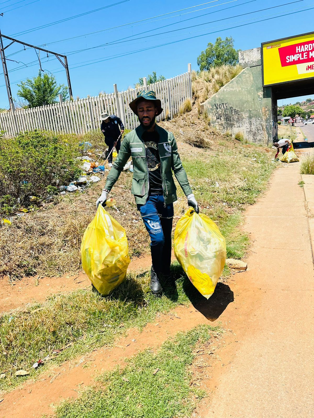 Getting his hands dirty City of Tshwane MMC for Environment and Agriculture Management Ziyanda Zwane put on overall and went to the street of Atteridgville in Tshwane 