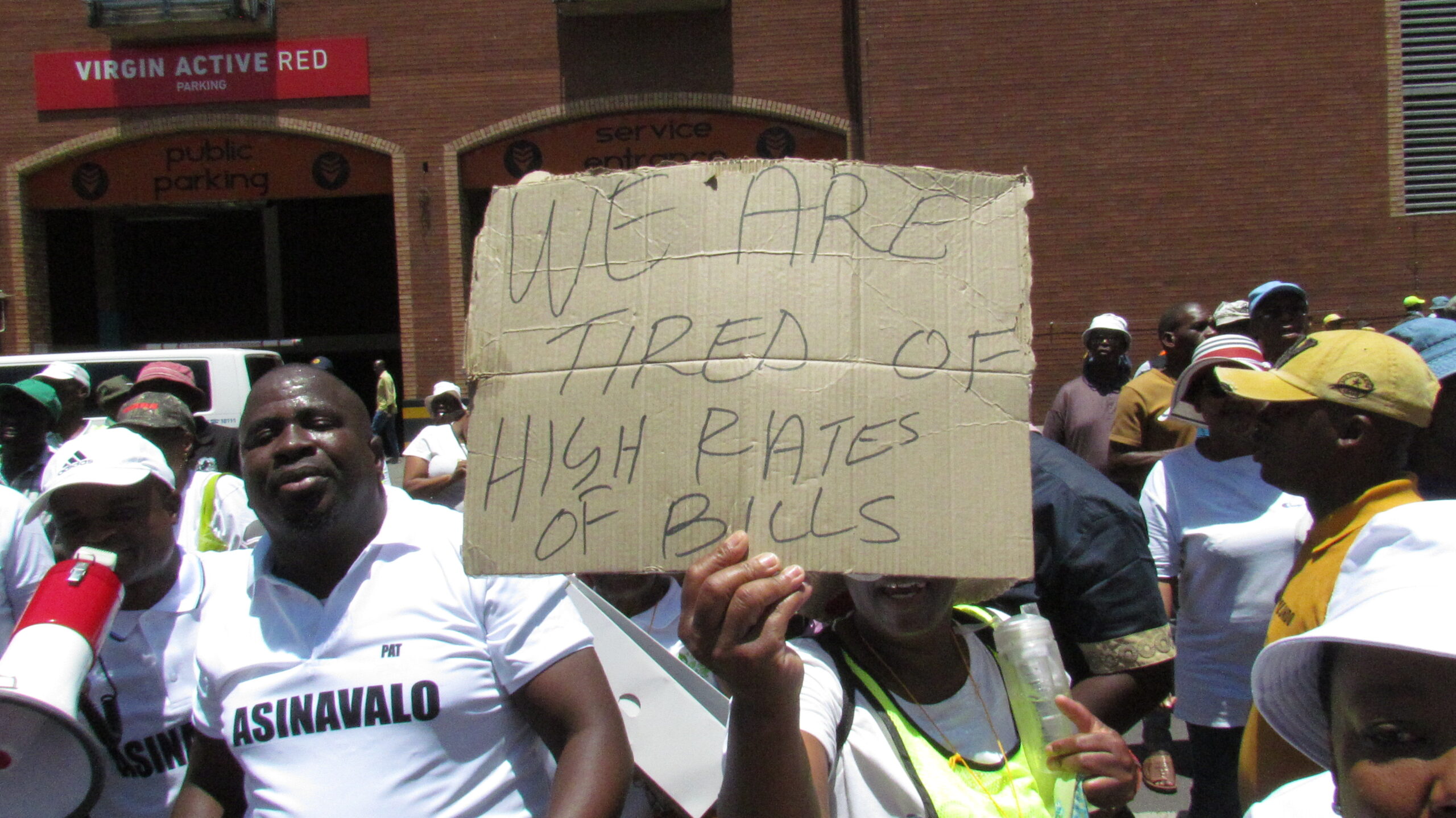 Tshwane residents holding placards outside Tshwane House demand scrapping of estimated bill photo by Dimakatso Modipa