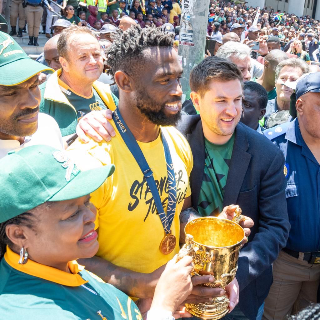 City of Tshwane mayor Cilliers Brink with captain Siya Kolisi at Tshwane House during the trophy tour