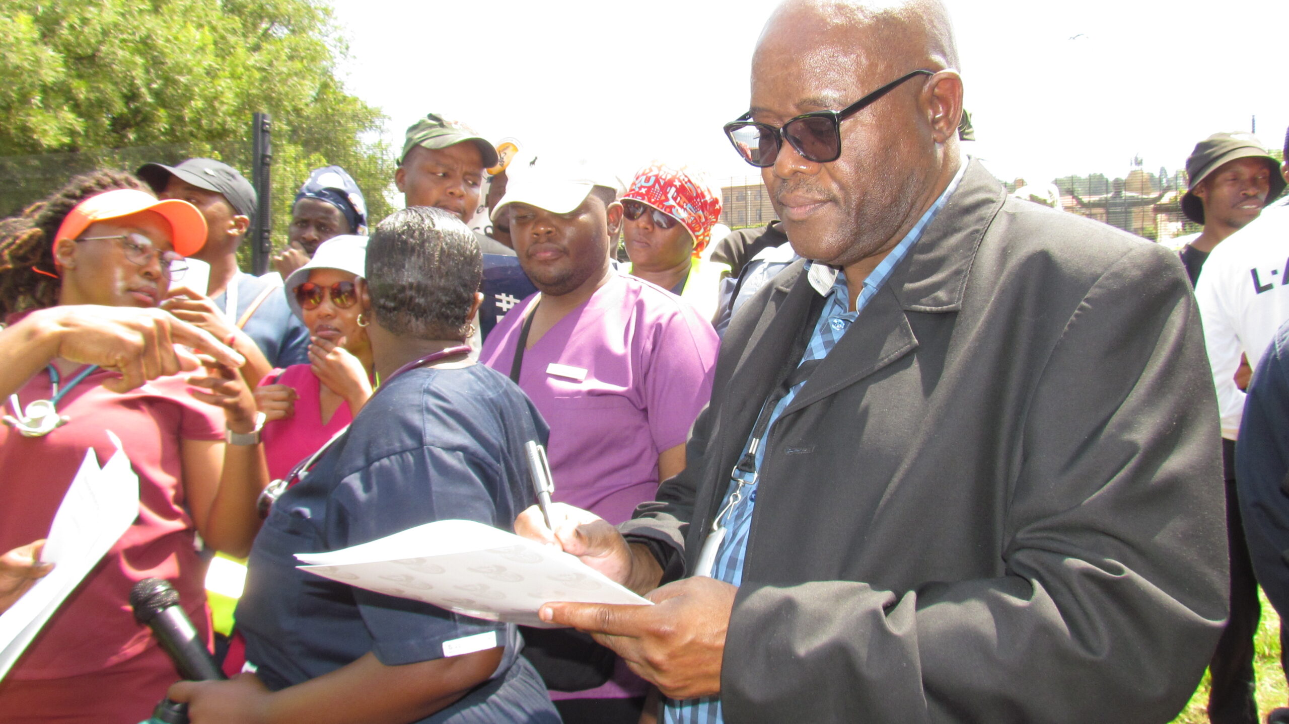 Manager at the office of the president responsible for public liaison Philemon Mahlangu sign a memorandum. photo by Dimakatso Modipa