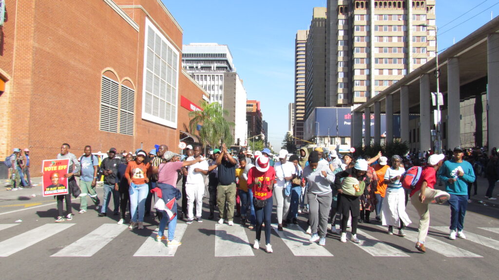 Security guards outside Tshwane House singing and dancing photo by Dimakatso Modipa