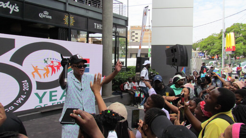 Eemoh performing at Sunnypark mall in Tshwane photo by Dimakatso Modipa