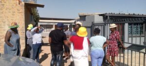 Angry Nellmapius parents outside the gate of the "so called private school at the backyard in Nellmapuis, Tshwane photo by Dimakatso Modipa