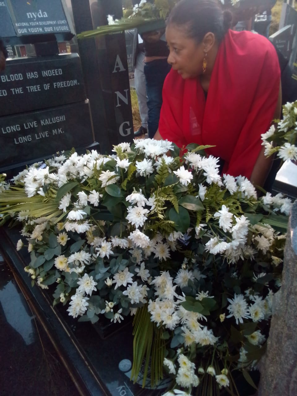 Reneva Fourie of SACP laying wreaths at Mahlangu's tombstone phot by Peter Mothiba
