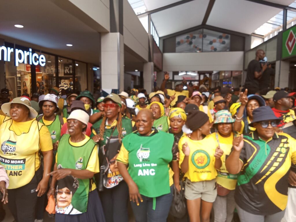 ANC supporters in Nkomo Village mall in Atteridgeville Tshwane, singing and dancing photo by Dimakatso Modipa