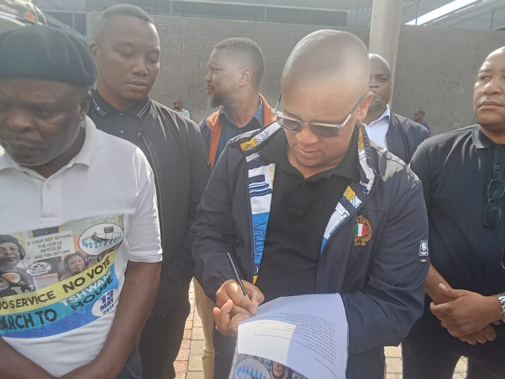 MMC for Human Settlements in the City of Tshwane Ofentse Madzibatela sign a copy of memorandum photo by Dimakatso Modipa