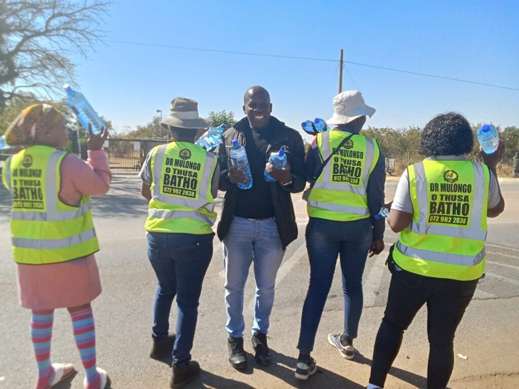 Tshwane most trusted and love traditional healer Dr Mulongo with 4 Hammanskraal ladies selling water with branded beep photo by Dimakatso Modipa 