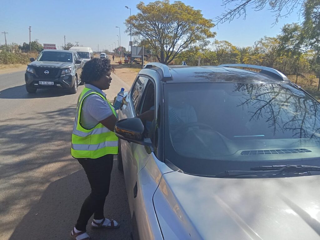 Lady hard at work selling water to motorist photo by Dimakatso Modipa