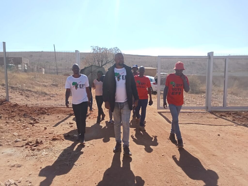 EFF activist leaving the reservoir photo by Dimakatso Modipa 