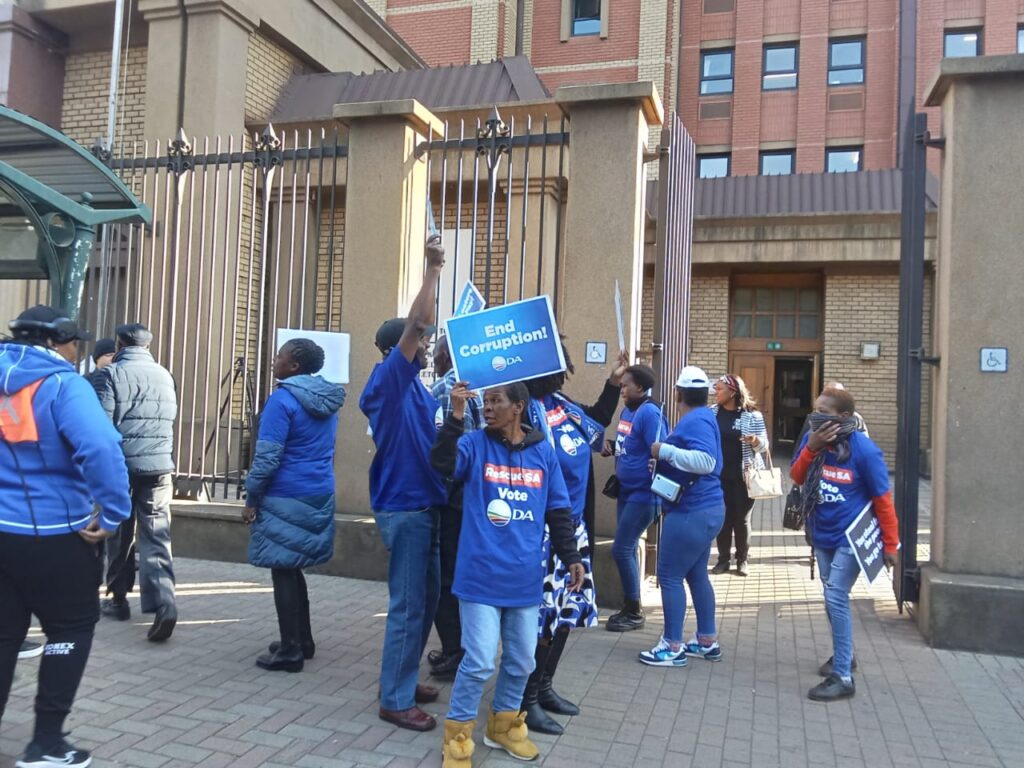 DA members protest outside the North Gauteng High court in Tshwane against VBS scandal photo by Dimakatso Modipa