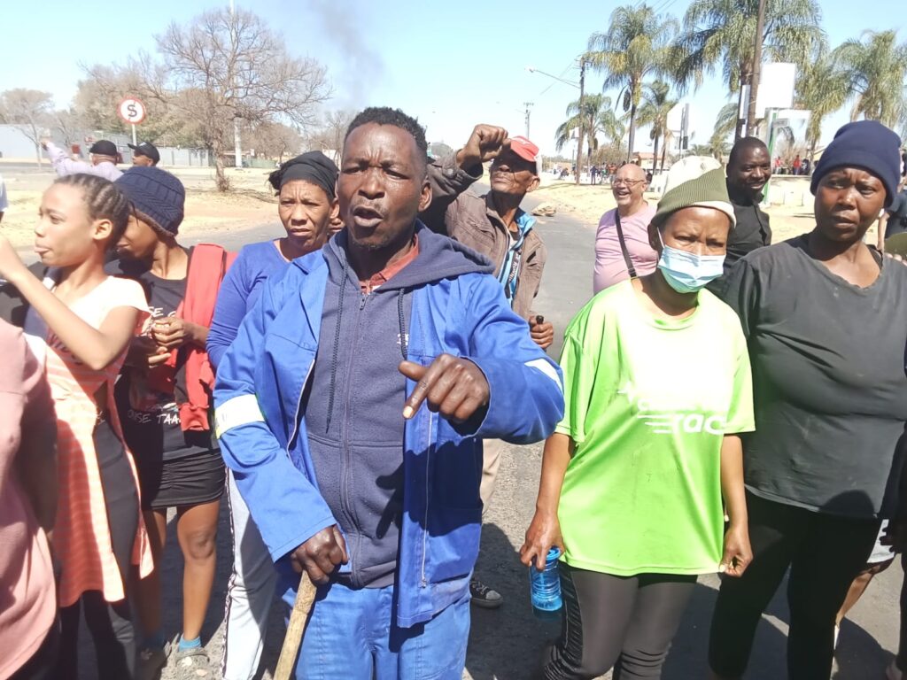 Residents of Eersterust in Tshwane blocking the road photo by Dimakatso Modipa