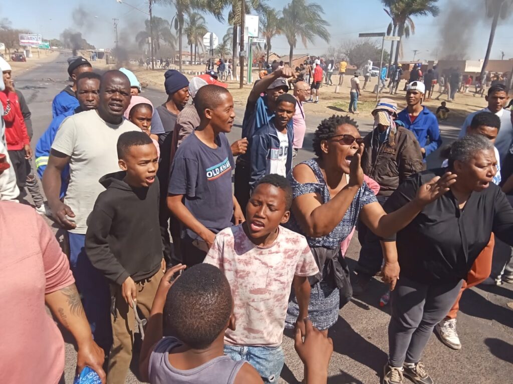 Residents of Eersterust in Tshwane blocking the road photo by Dimakatso Modipa