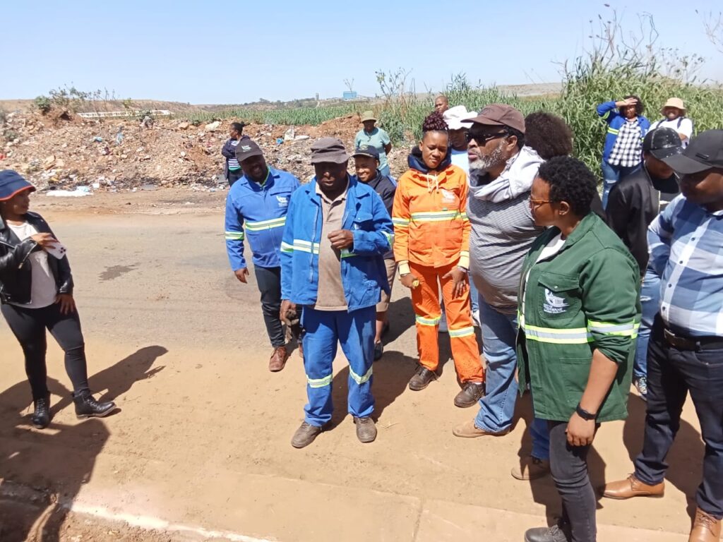 Region head John Mokwena engages
acting City of Tshwane Mayor Dr Nasiphi Moya with service delivery in Refilwe photo by Dimakatso Modipa