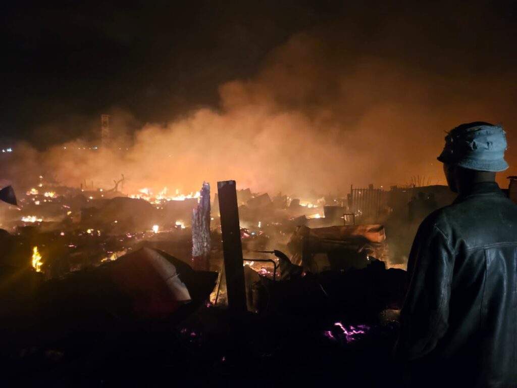 Mahlangu informal settlement at Olievenhoutbosch on fire 