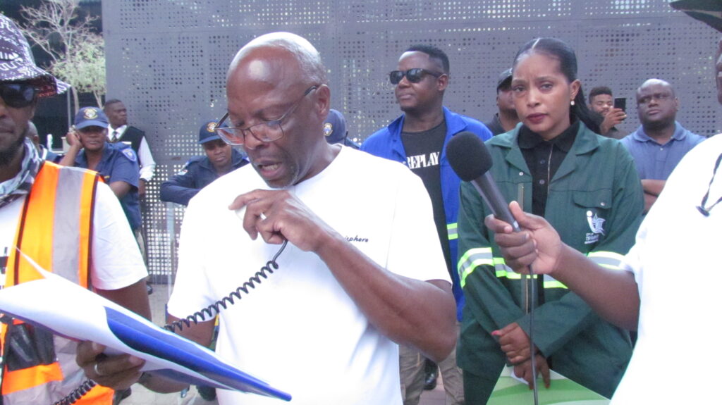 Ga-Rankuwa chairperson Windsor Menyoko reading a memorandum 