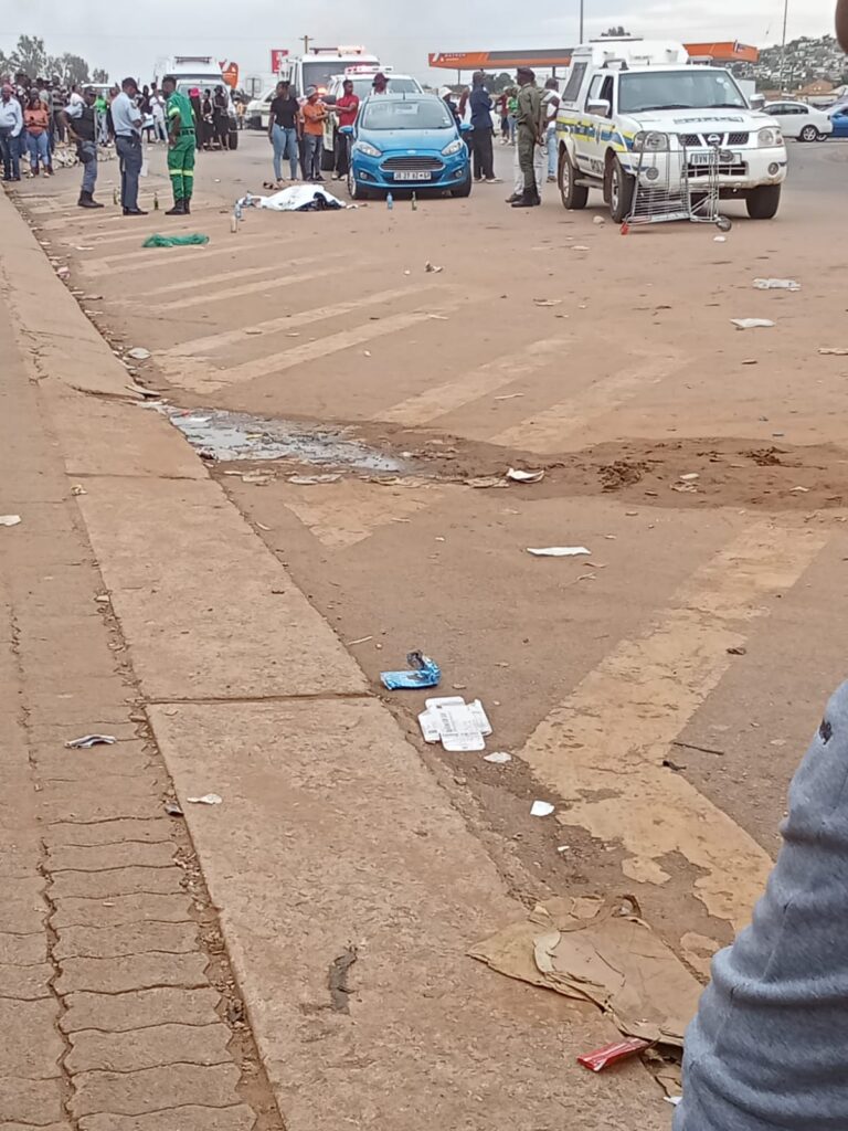 Paramedics and police officer at the crime scene after Mamelodi's             "little kingpin of extortion" killed in Mams Mall in Mahube, Mamelodi east, Tshwane photo by Dimakatso Modipa            