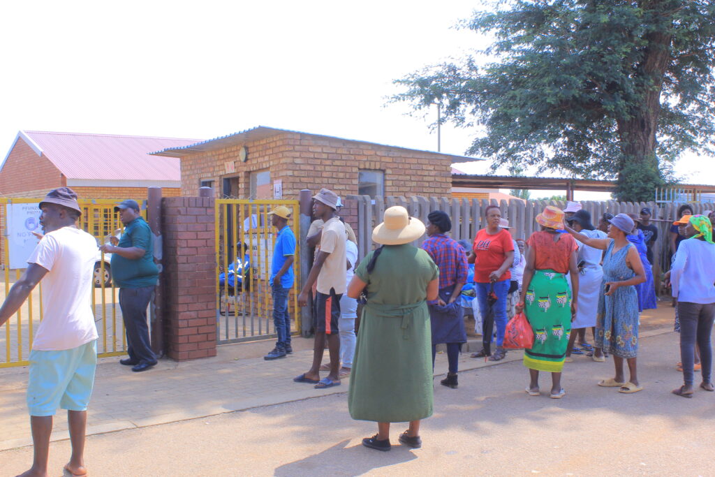 Angry parents of Pfunzo primary school in Mamelodi East protest photo by Dimakatso Modipa