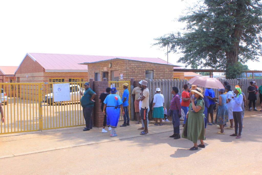 Angry parents of Pfunzo primary school in Mamelodi East protest 