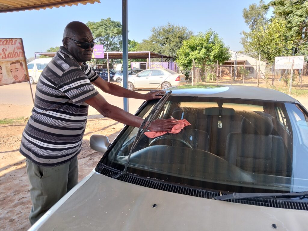 60- year-old Boldwin Maluleke of Mamelodi East Extension 17 wash a car photo by Dimakatso Modipa 