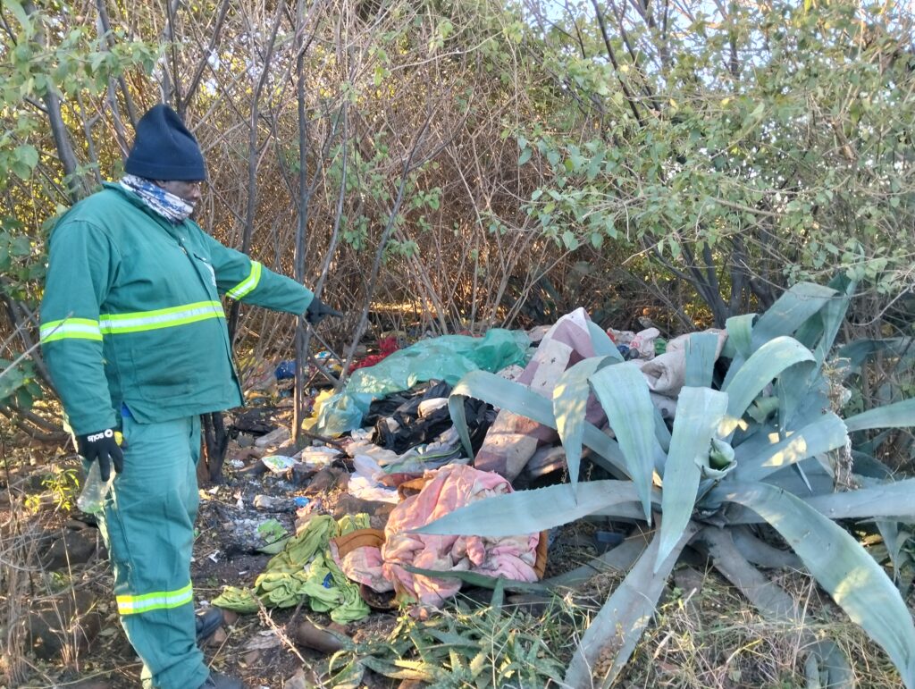 Mpho Bogoshi pointing out where illegal foreigner used to sleep