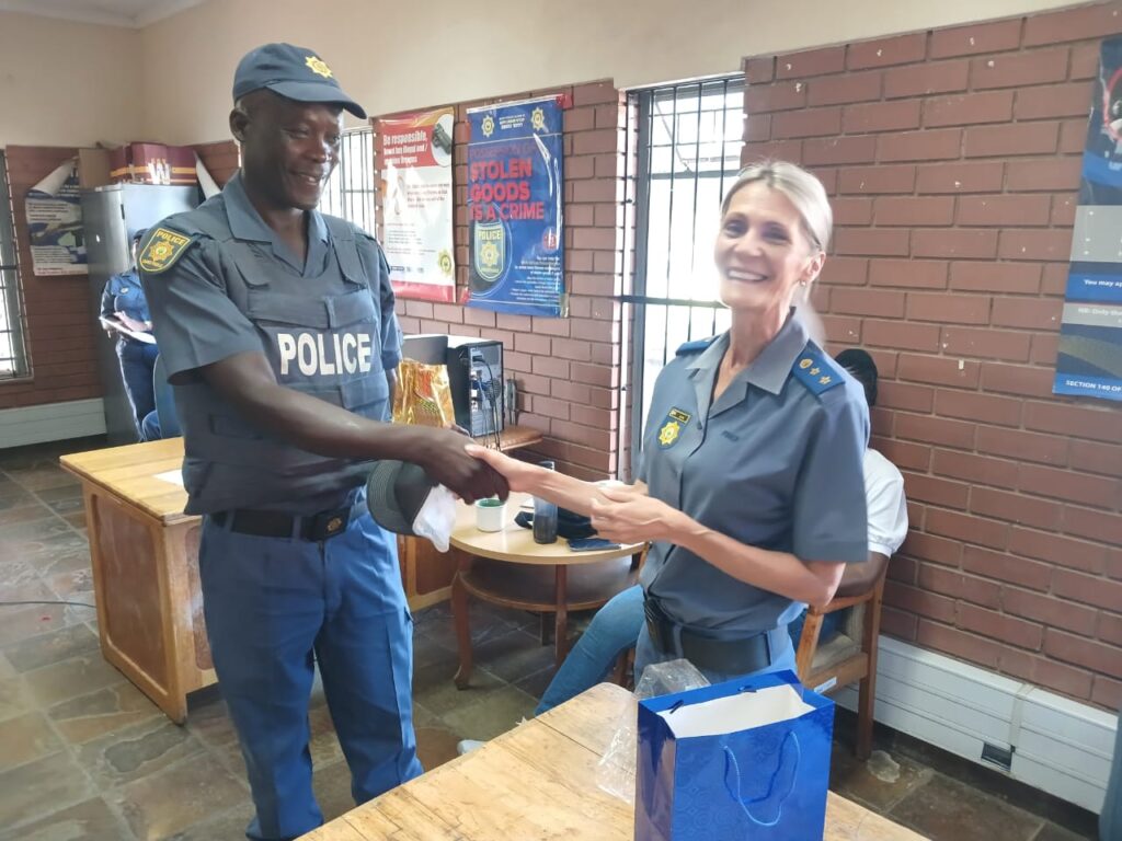 The Vispol Commander of Temba SAPS, Colonel Daphne Steyn handed over a token of appreciation to Reservist Constable Piet Shiburi photos supplied 