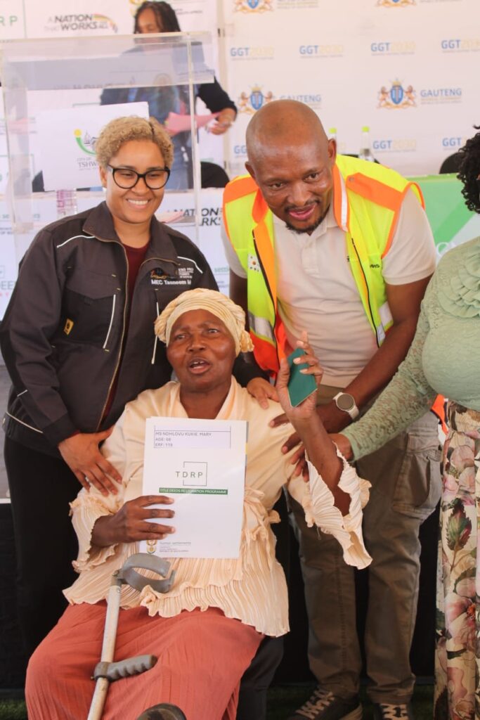 Government leaders and Tshwane metro MMC hand over tittle deed photos supplied 