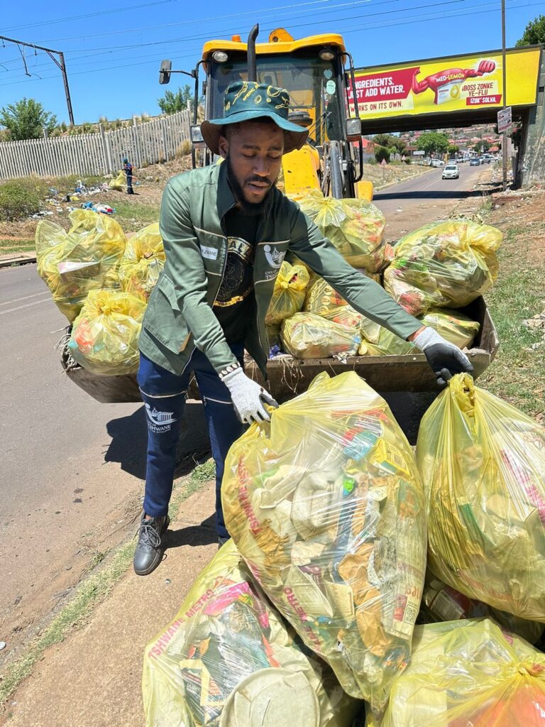 Getting his hands dirty City of Tshwane MMC for Environment and Agriculture Management Ziyanda Zwane put on overall and went to the street of Atteridgville in Tshwane