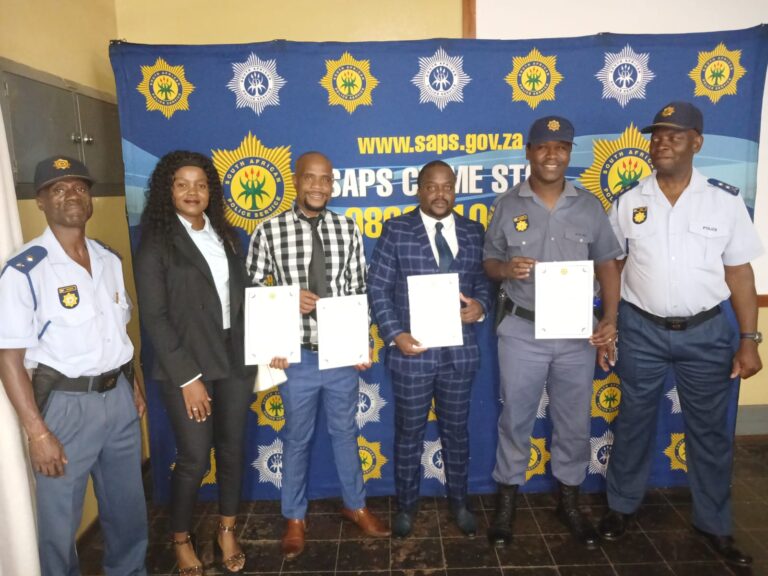 From left to right: Lieutenant-Colonel F Modjadji, District Operational command Centre Commander, Sgt MD Dhlamini, Constable MS Meso, Constable KG Hlako, Constable NR Nndouvhada with Major-General Samuel Thine