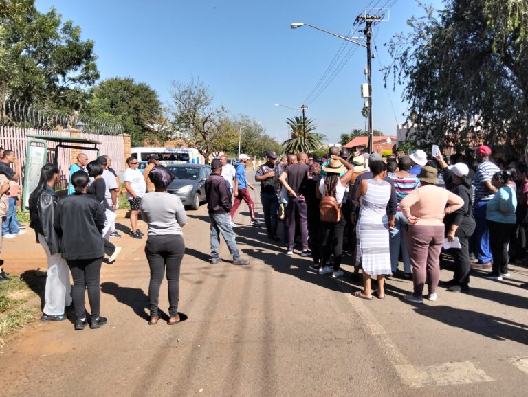 Residents of Eersterus protesting at a local police station photo by Dimakatso Modipa