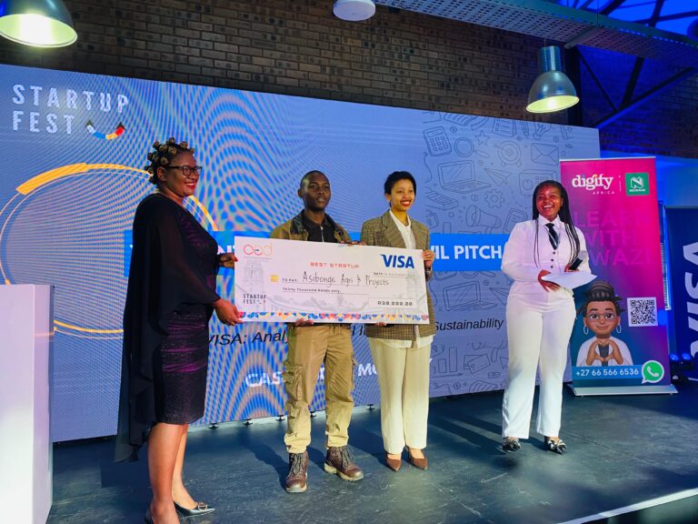 Dr Vathiswa Papu-Zamxaka TUT Deputy Vice-Chancellor of Research and Innovation (far left), Amahle Hadebe of ASIBONGE Agri and Projects [Best Startup-Winner of R30000 seed funding] (left centred), Cassandra Moodley - VISA Social Impact Analyst (right centred), Lebogang Rampa - CED Junior Business Consultant